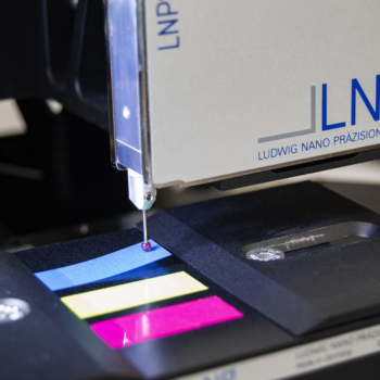 Sinnbild einer Adhäsionsmessung mit LNP 3DC an der Klebefläche von 3 unterschiedlich gefärbten "Post-Its"