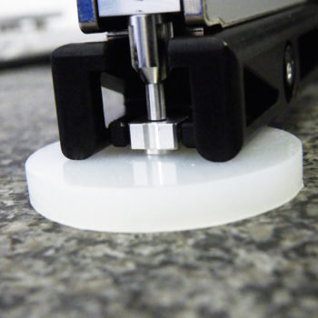 Eine Messung mit LNP nano touch an Prüfplatte mit Ringauflage