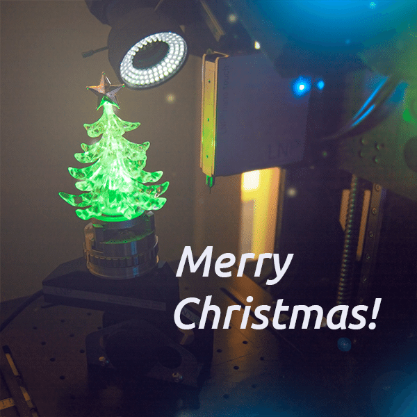 LED Weihnachtsbaum gespannt auf Drehtisch K mit Winkelverstellung. Auf einem LNP® 3 DC Arbeitsplatz